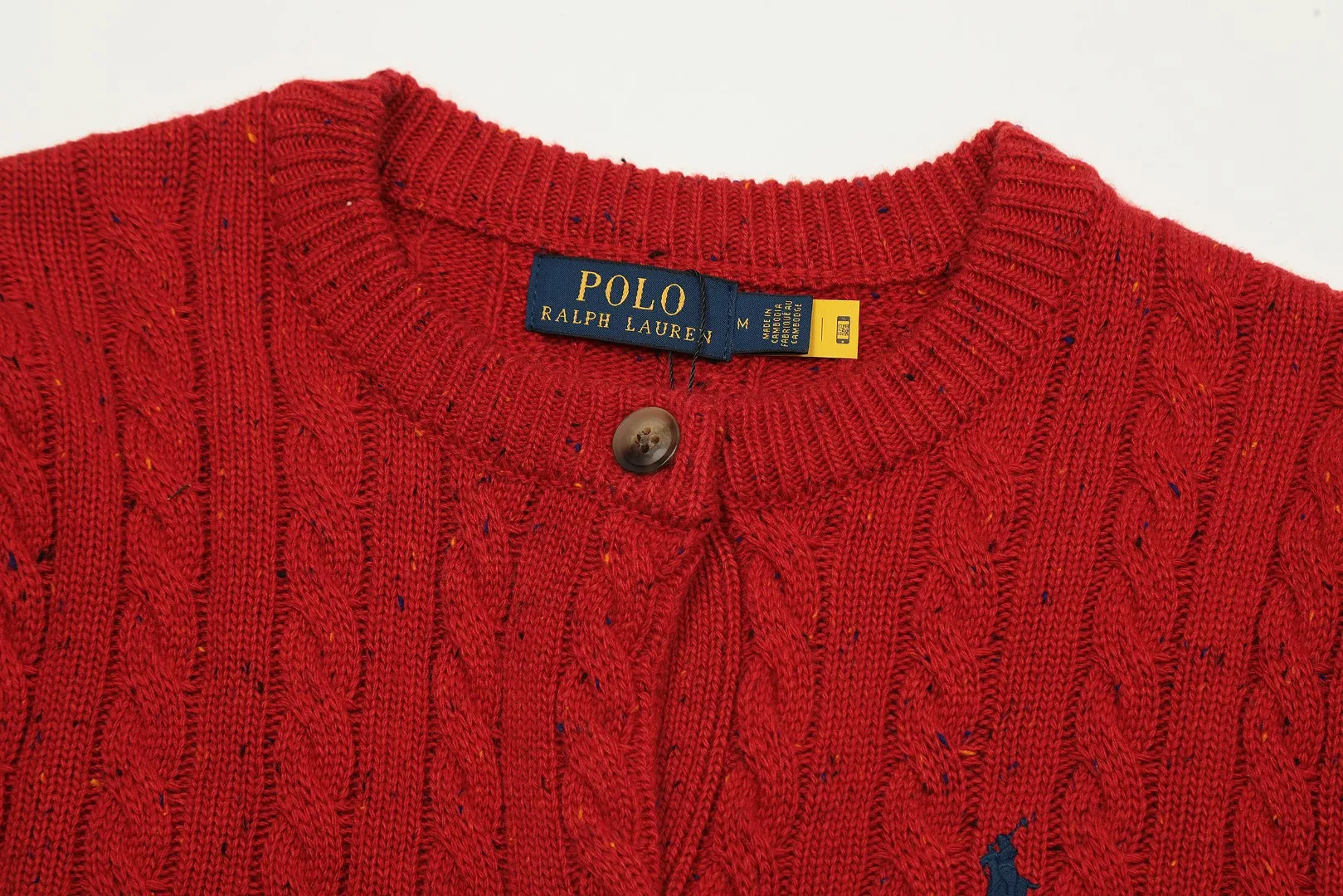 P230 Top quality" Style number: DS018# [Ralph Lauren wool blended pony embroidered logo twist knitted cardigan] ✅Ralph Lauren gradient multi-color dot versatile knitted cardigan jacket for all seasons ✅15% Merino cotton wool 85% wool blend Customized laser buttons Clean and clear texture ✅ZP quality 1:1 version Scan the code to enter the GF website Counter quality ✅Detailed quality The only one in Guangzhou Imported quality wool, focusing on high-end, cost-effective, good quality needless to say ✅The version is restored to the original order, the maximum size can be worn up to 150 pounds, loose, comfortable and stress-free ✅The upper body is simple and easy to match, a must-have for goddess ootd. Good-looking clothes are never picky. A must-have in the goddess's wardrobe. Size: S-L Color: Navy blue, light blue, off-white, leather pink, Christmas red